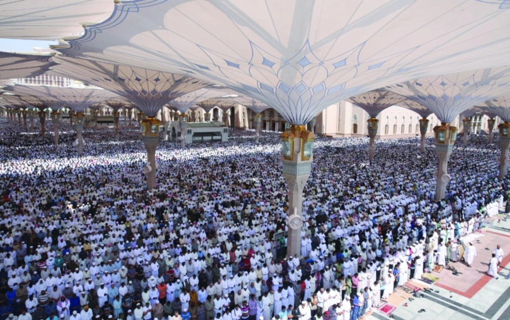 جموع المصلين في المسجد النبوي                     (واس)