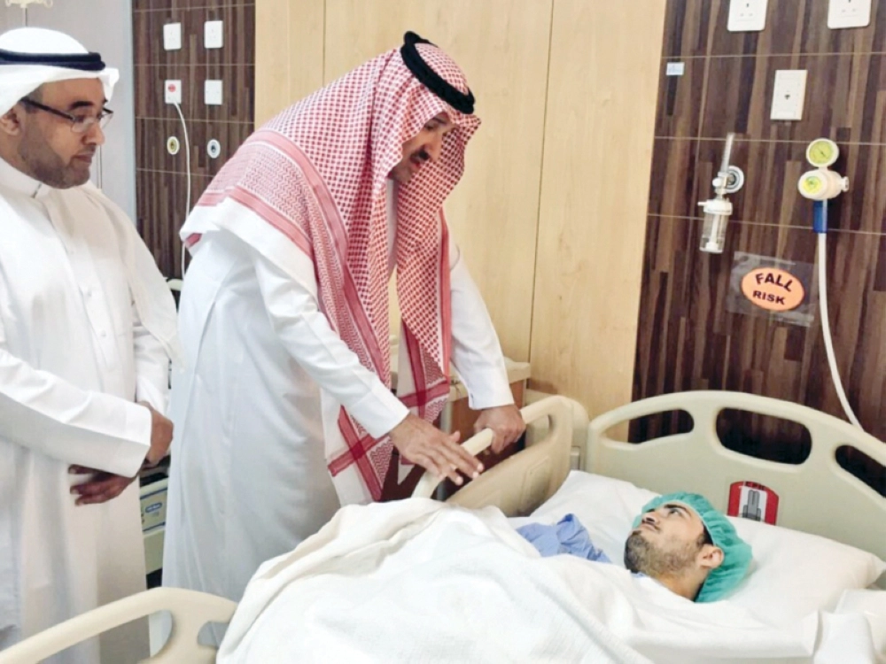فيصل بن سلمان خلال زيارة الطبيب                                                                      (واس)