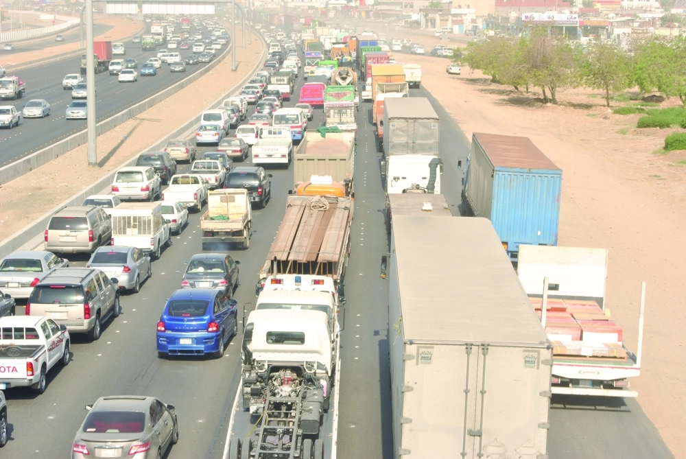 شاحنات تتحرك في وقت الذروة (محمد يحيى) 