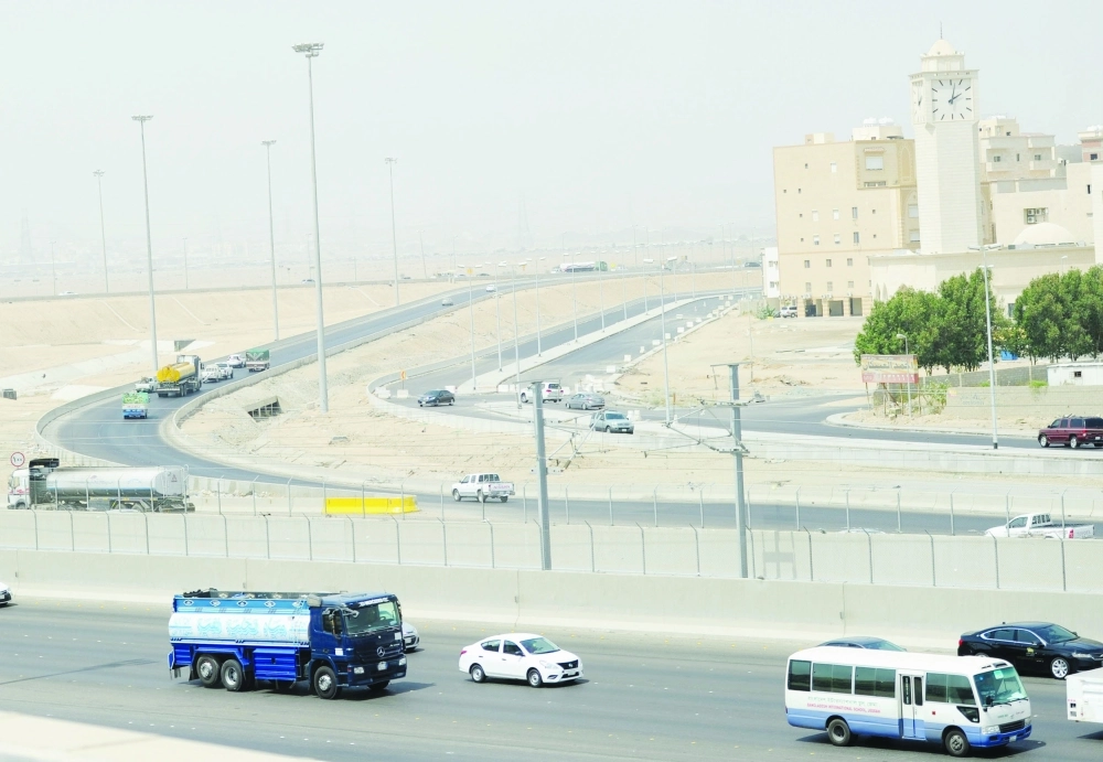 شاحنات تقتحم طريق الحرمين في جدة وقت المنع عند الثانية ظهرا                                                                   (محمد يحيى)‬ ‫‬  