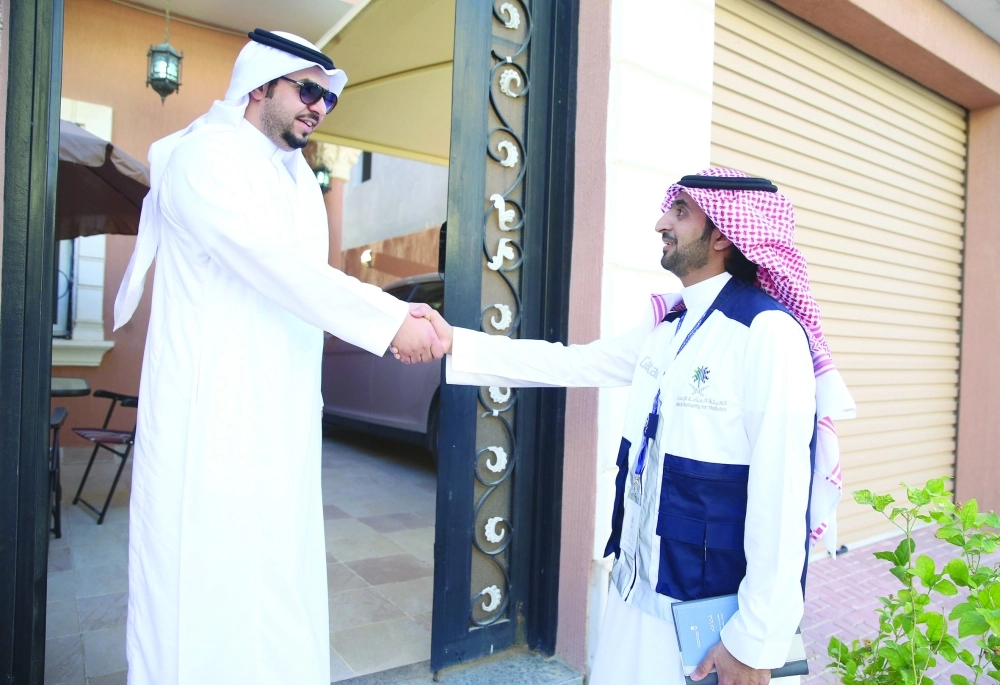 باحث إحصائي أثناء زيارة إحدى الأسر                   (مكة)