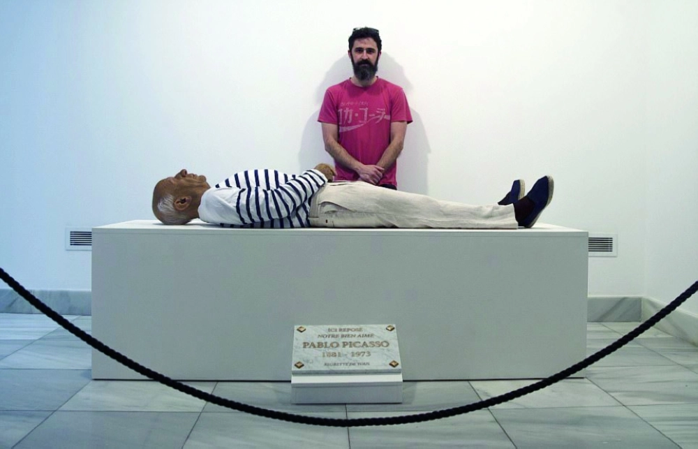 النحات الإسباني وتمثال لبيكاسو بالحجم الطبيعي                (ديلي ميل)