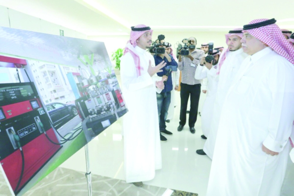 القصبي أثناء تدشين نظام الفحص الجديد                                                                                                                (مكة)