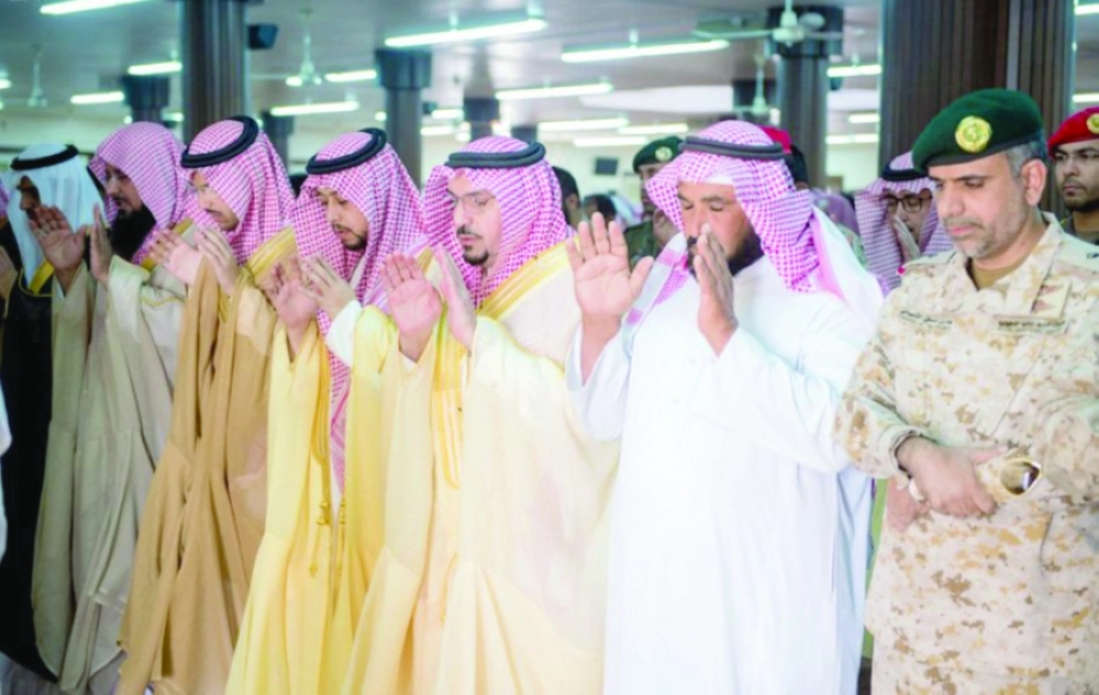 فيصل بن مشعل يؤدي الصلاة على الشهيد المظيبري (واس)