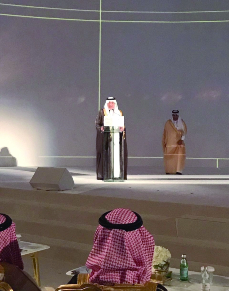 خالد الفيصل يلقي كلمته في الحفل أمس  (مكة)