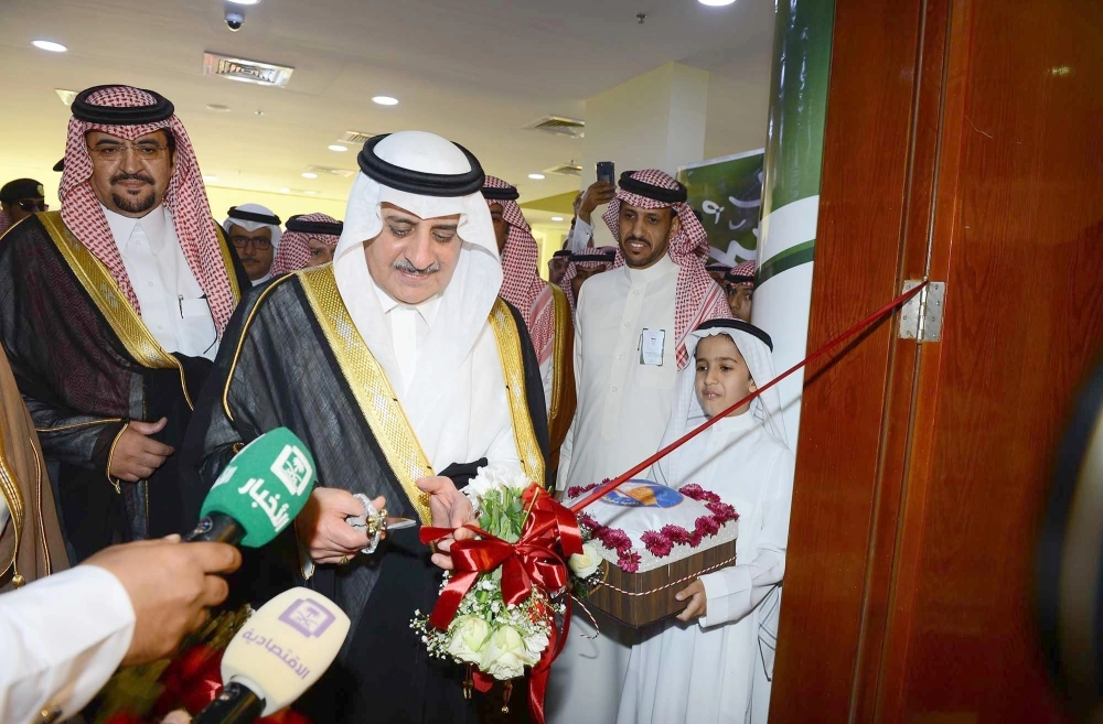  ..ويقص الشريط إيذانا بافتتاح مشروعات الوجه وبداء والمنجور وأبوراكة (واس)