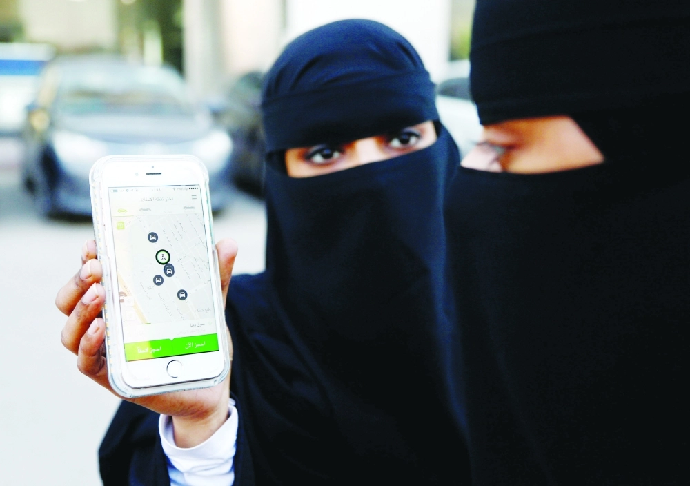 سيدتان أثناء استخدام تطبيق إحدى الشركات بالرياض                       (مكة)