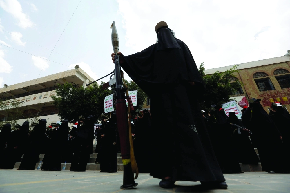 يمنيات يتدربن على السلاح في معسكر حوثي         (مكة)