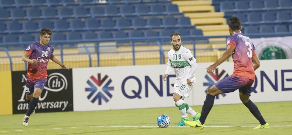 فيتفا يحاول المرور من مدافعي ذوب آهن                   (إعلامي الأهلي)