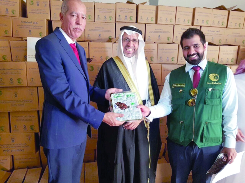 فريق مركز الملك سلمان يسلم حكومة موريتانيا هدية المملكة (واس)