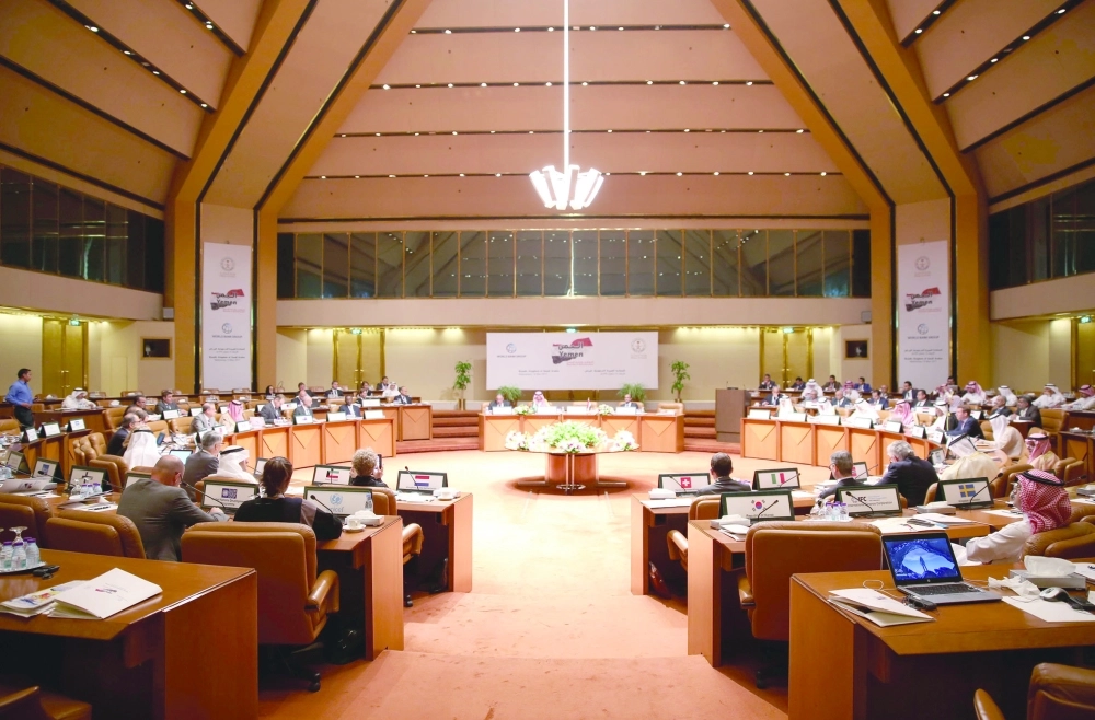 وزير المالية ورئيس الوزراء اليمني وممثلي المانحين في اجتماع الرياض أمس (واس)