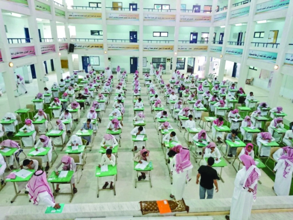 اختبارات نهائية لطلاب ثانوية نظام فصلي في الليث أمس                              (مكة)