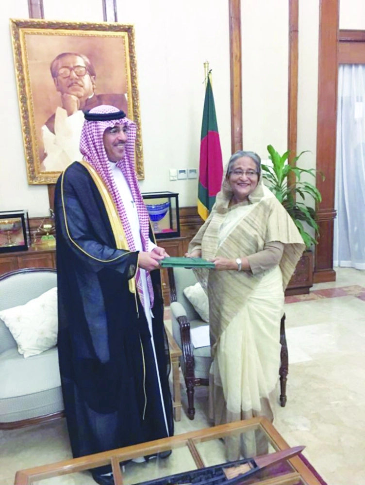 عواد العواد مسلما الدعوة للشيخة حسينة     (واس)