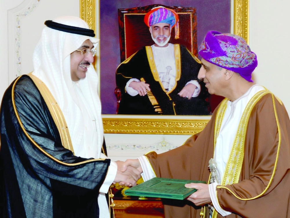 عصام بن سعيد يسلم فهد آل سعيد دعوة سلطان عمان      (أونا)