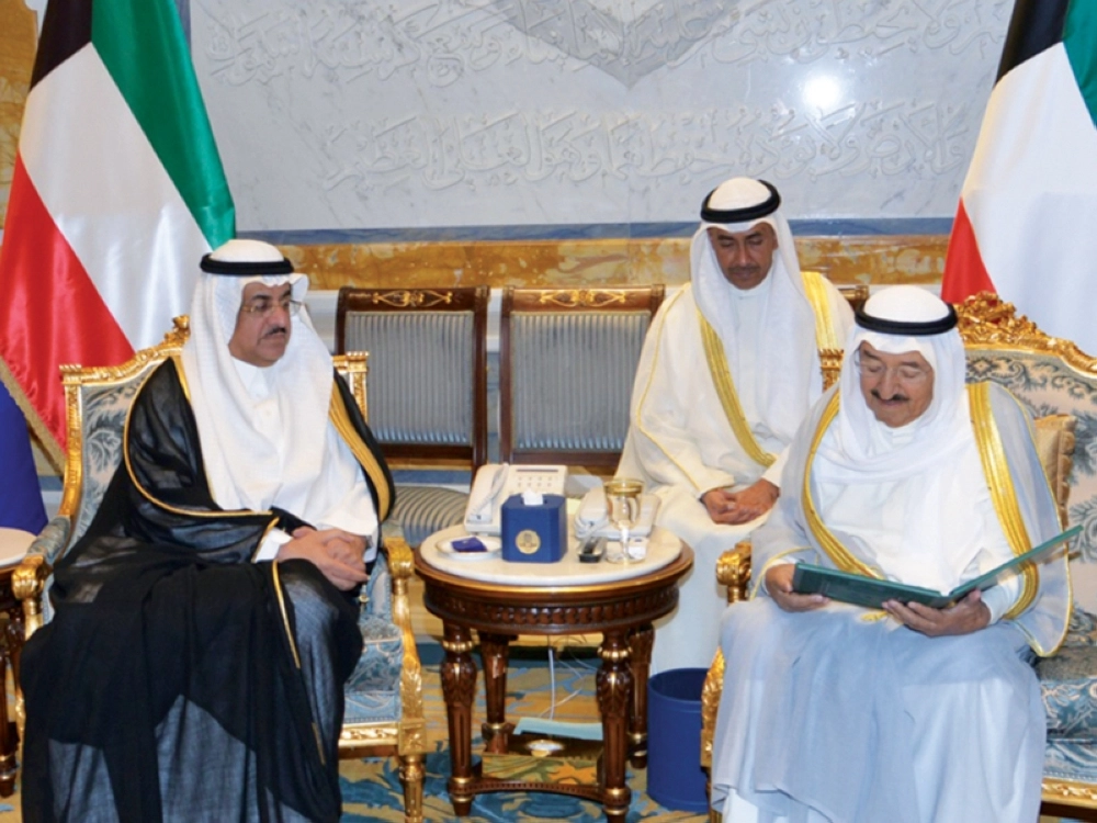 أمير الكويت يتسلم الرسالة من عصام بن سعيد          (كونا)
