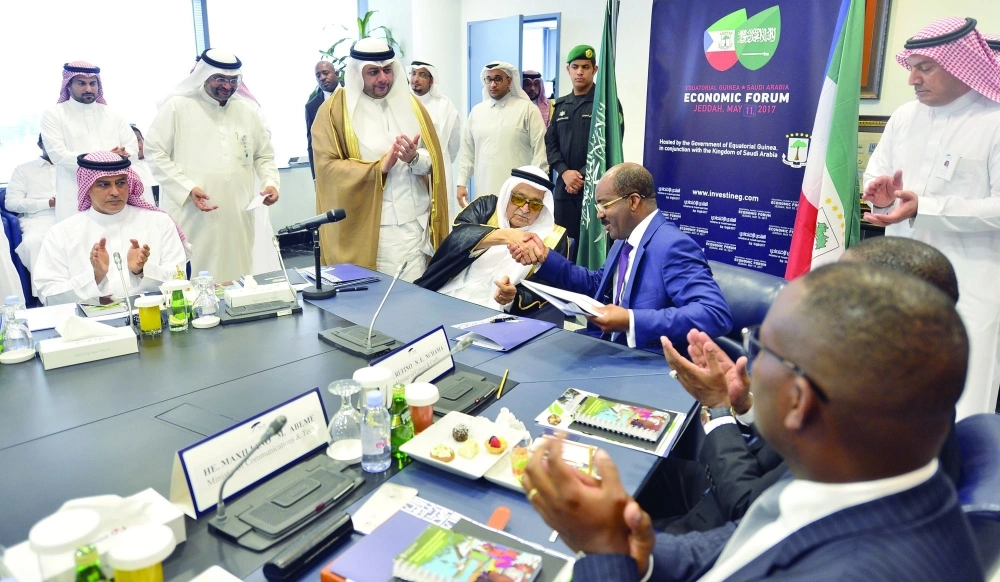 أثناء توقيع إحدى الاتفاقيات 