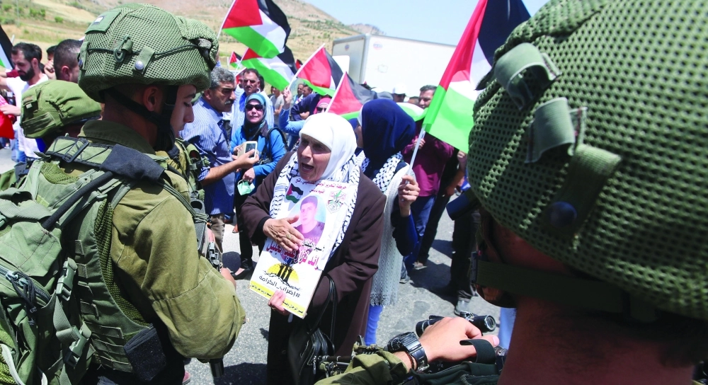 تظاهرة فلسطينية دعما للأسرى قرب نابلس                           (إ ب أ)