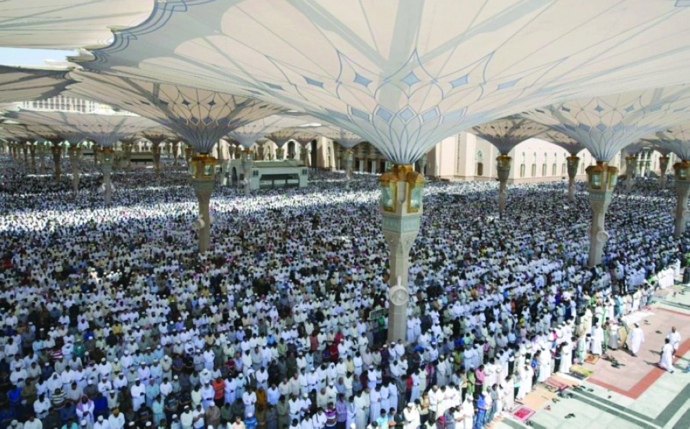 مصلون في المسجد النبوي                             (واس)