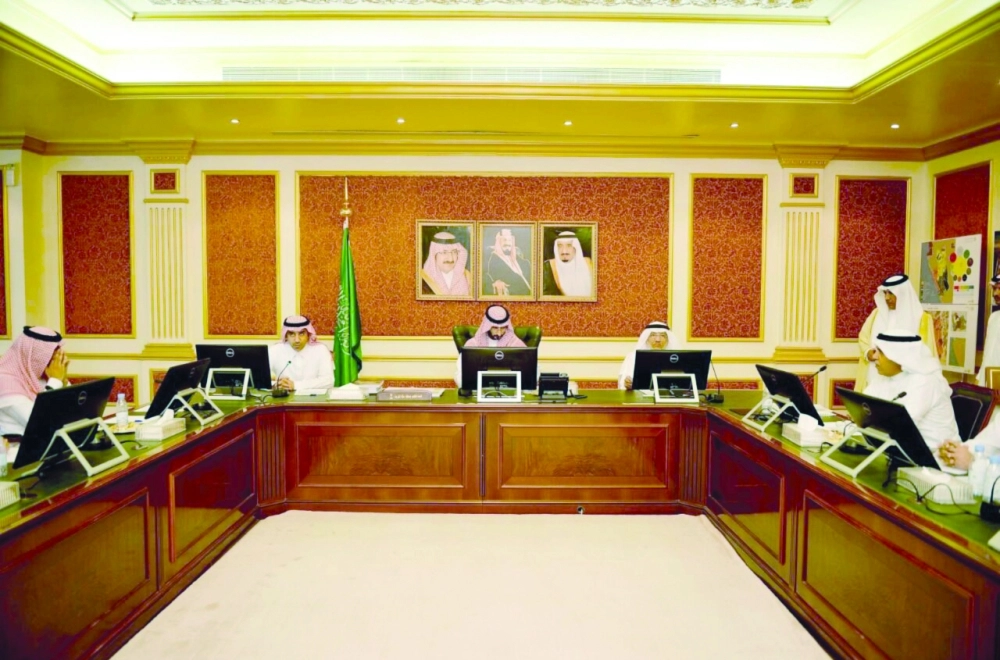 عبدالله بن بندر مطلعا على أعمال الهيئة (واس)