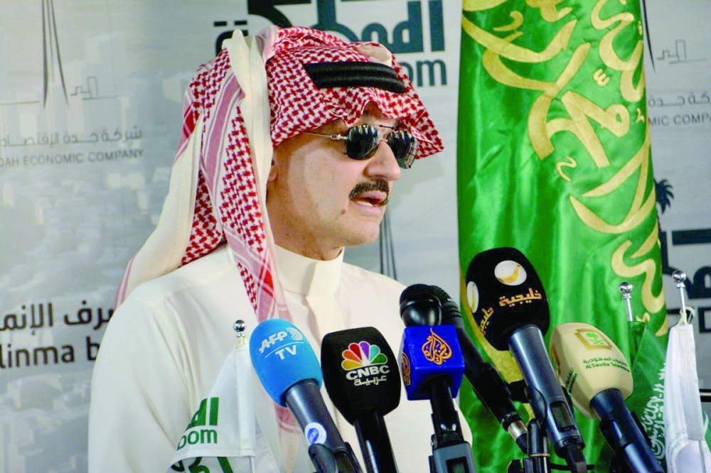 الوليد متحدثا للصحفيين