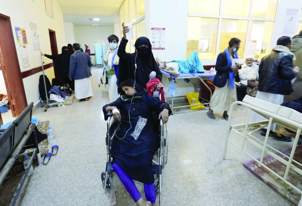 مصابون بالكوليرا يتلقون العلاج إثر انتشار الوباء باليمن                                          (رويترز)