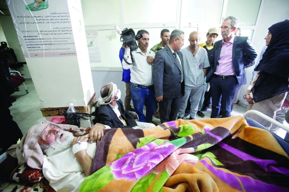 رئيس العمليات بالصليب الأحمر يتفقد وضع المستشفيات بصنعاء (رويترز)