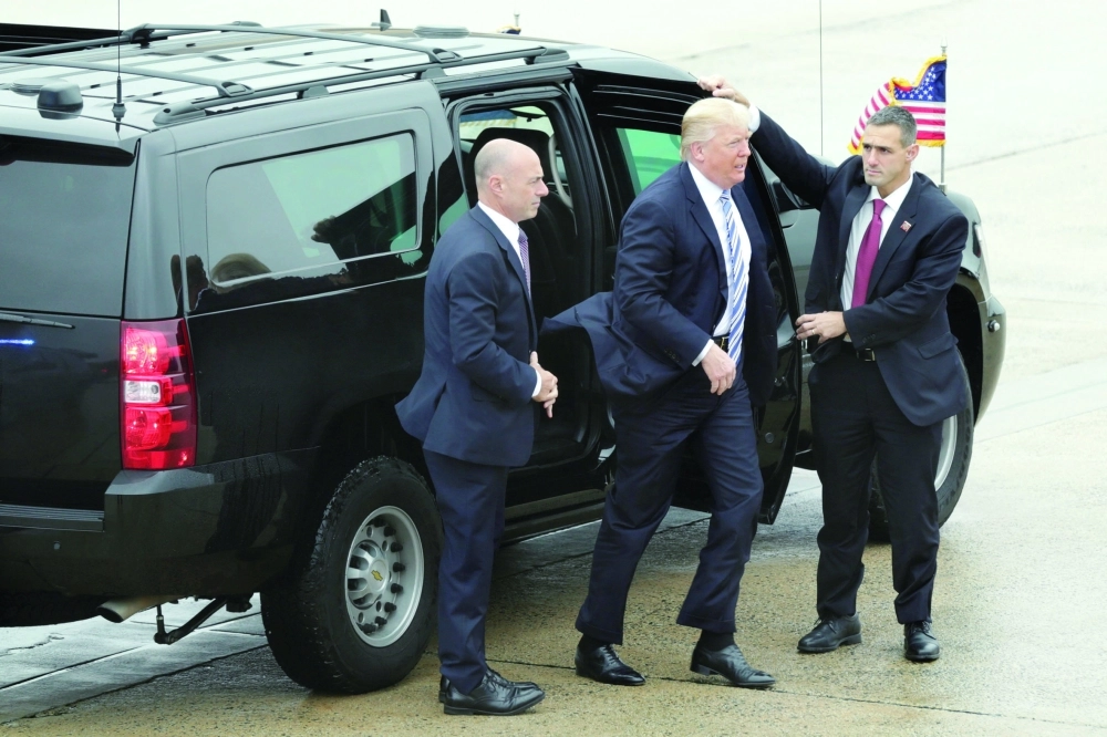 ترمب لدى وصوله قاعدة أندرو العسكرية قبيل مغادرته إلى فرجينيا أمس                                              (رويترز)
