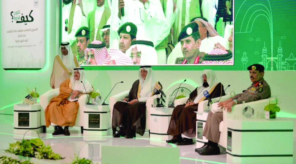 خالد الفيصل خلال افتتاحه معرض ملتقى مكة الثقافي التشكيلي ومعرض الجهات المشاركة (مكة)