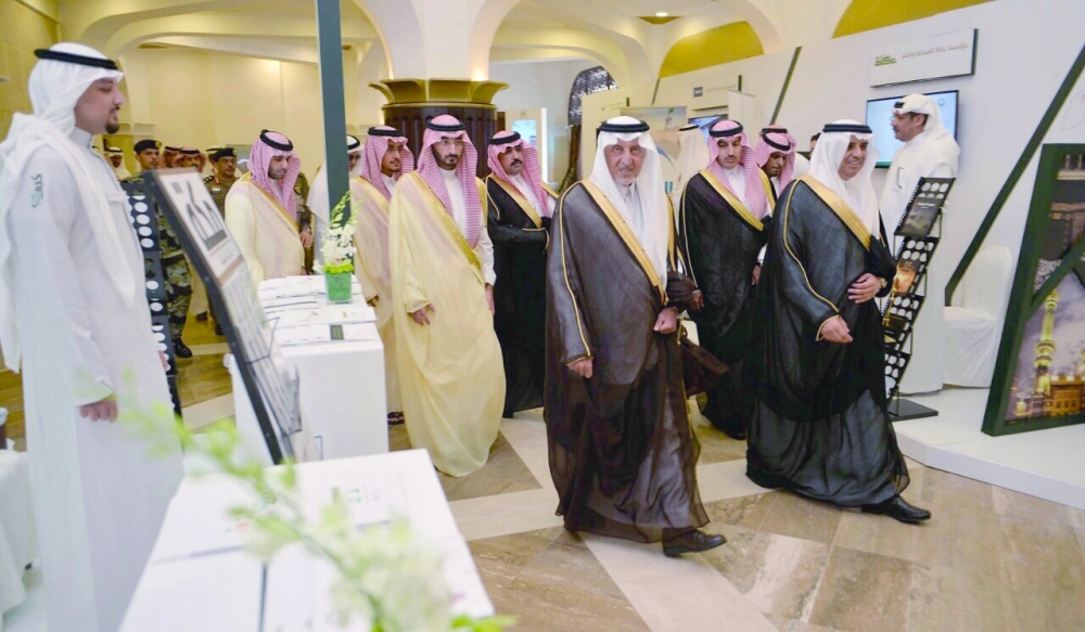 خالد الفيصل خلال افتتاحه معرض ملتقى مكة الثقافي التشكيلي ومعرض الجهات المشاركة (مكة)