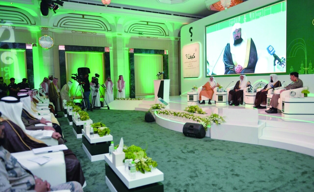 خالد الفيصل خلال افتتاحه معرض ملتقى مكة الثقافي التشكيلي ومعرض الجهات المشاركة (مكة)