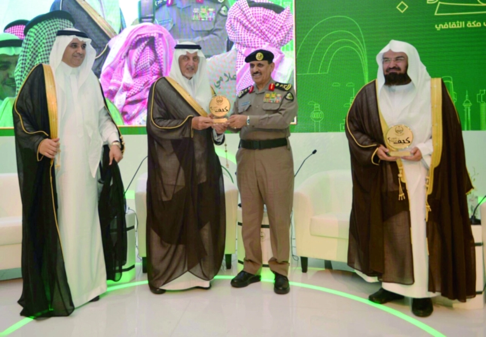 خالد الفيصل خلال افتتاحه معرض ملتقى مكة الثقافي التشكيلي ومعرض الجهات المشاركة (مكة)