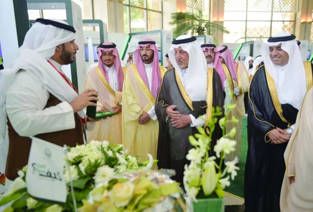 خالد الفيصل خلال افتتاحه معرض ملتقى مكة الثقافي التشكيلي ومعرض الجهات المشاركة (مكة)