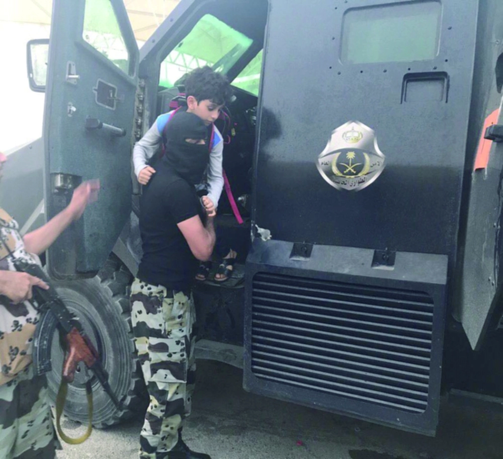 إنسانية رجال الأمن تتجلى في إنقاذ الأسر بالعوامية  (مكة) 