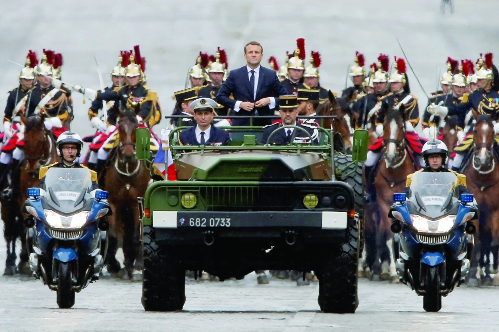 ماكرون في مسيرة النصر عقب مراسم تنصيبه أمس                                                                                           (رويترز)