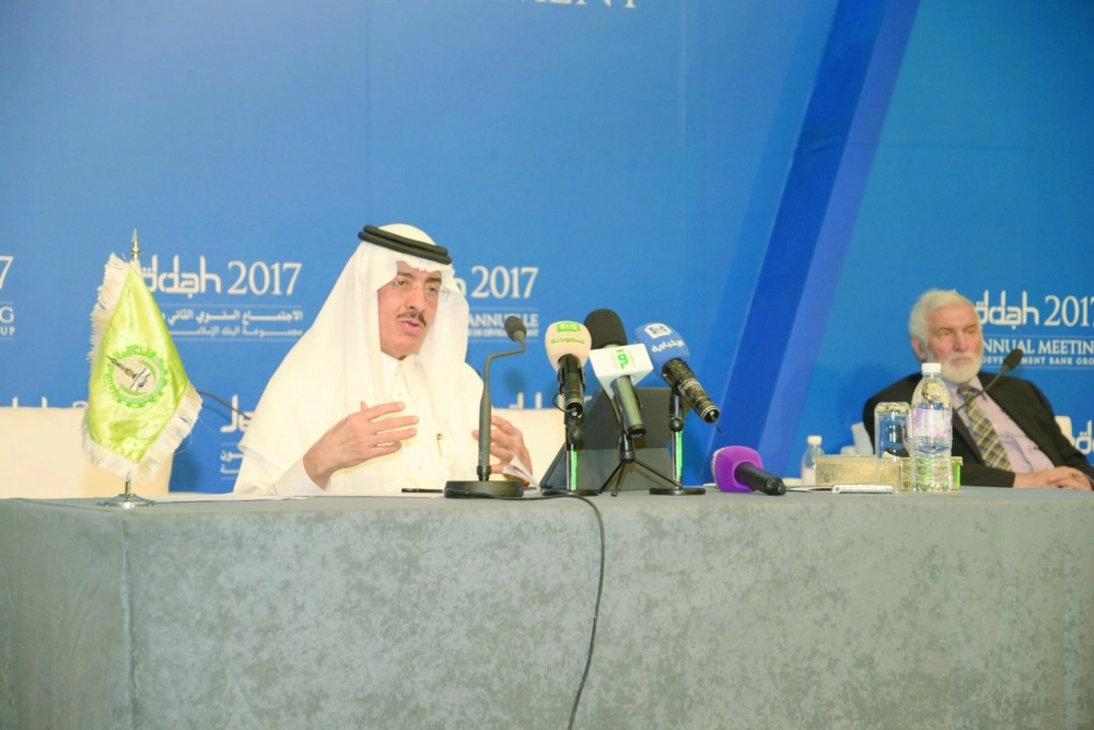 حجار متحدثا في المؤتمر                                          (مكة)