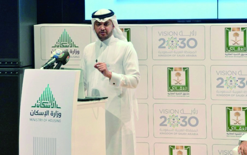 سعود بن طلال متحدثا في المؤتمر                                  