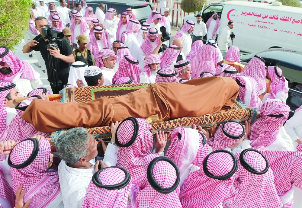 جثمان الفقيد السديري محمولا على الأعناق (محمد مشهور)