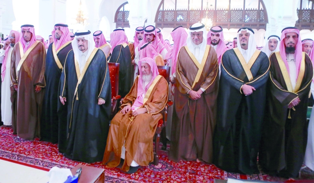 فيصل بن بندر يتقدم المصلين على الفقيد السديري أمس              (محمد مشهور)