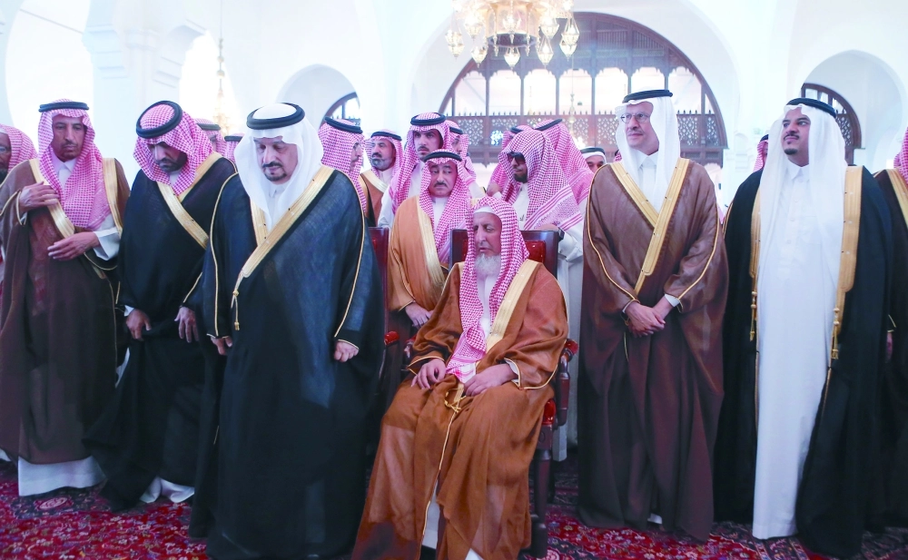 فيصل بن بندر يتقدم المصلين على الفقيد السديري أمس (محمد مشهور)