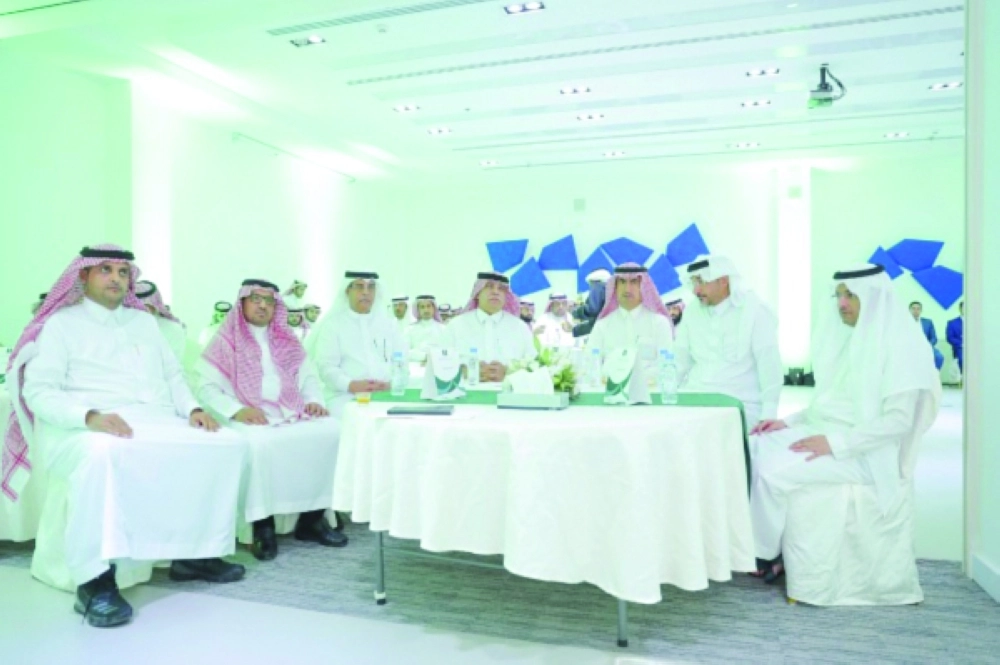 .. وبين موظفي الوزارة                                                                           (مكة)