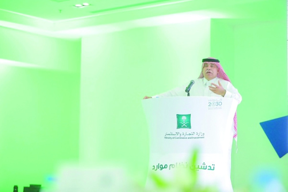 وزير التجارة متحدثا في اللقاء