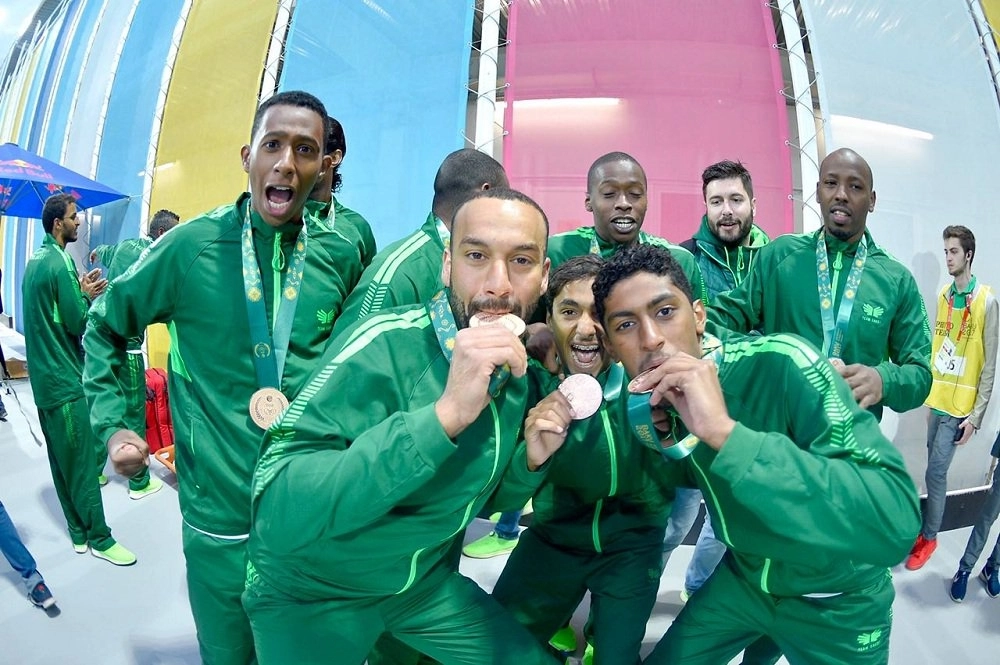 لاعبو منتخب الماء يحتفلون بالميداليات البرونزية   (مكة)