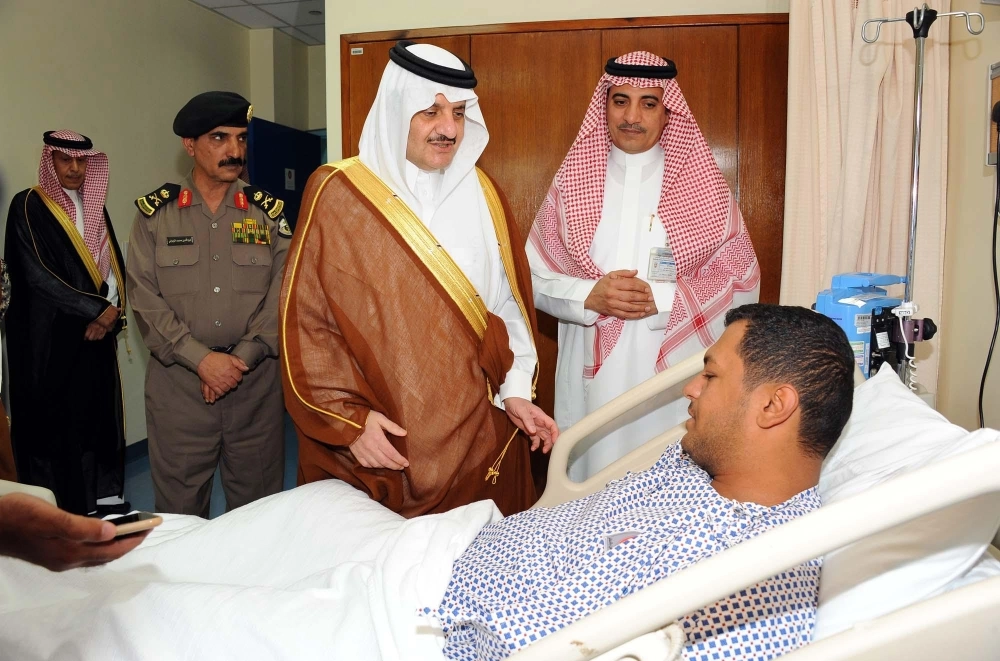  سعود بن نايف خلال زيارته لمصابي رجال الأمن                                                                 (واس)