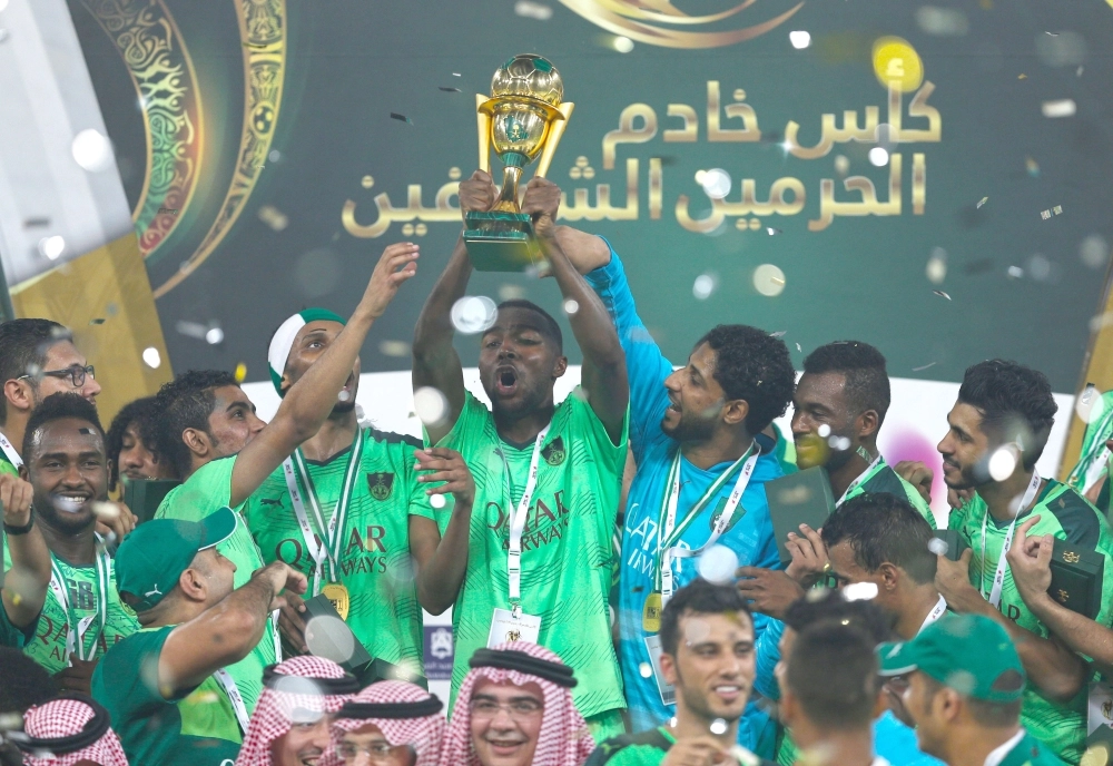 لاعبو الهلال يرفعون كأس الملك موسم 2015    