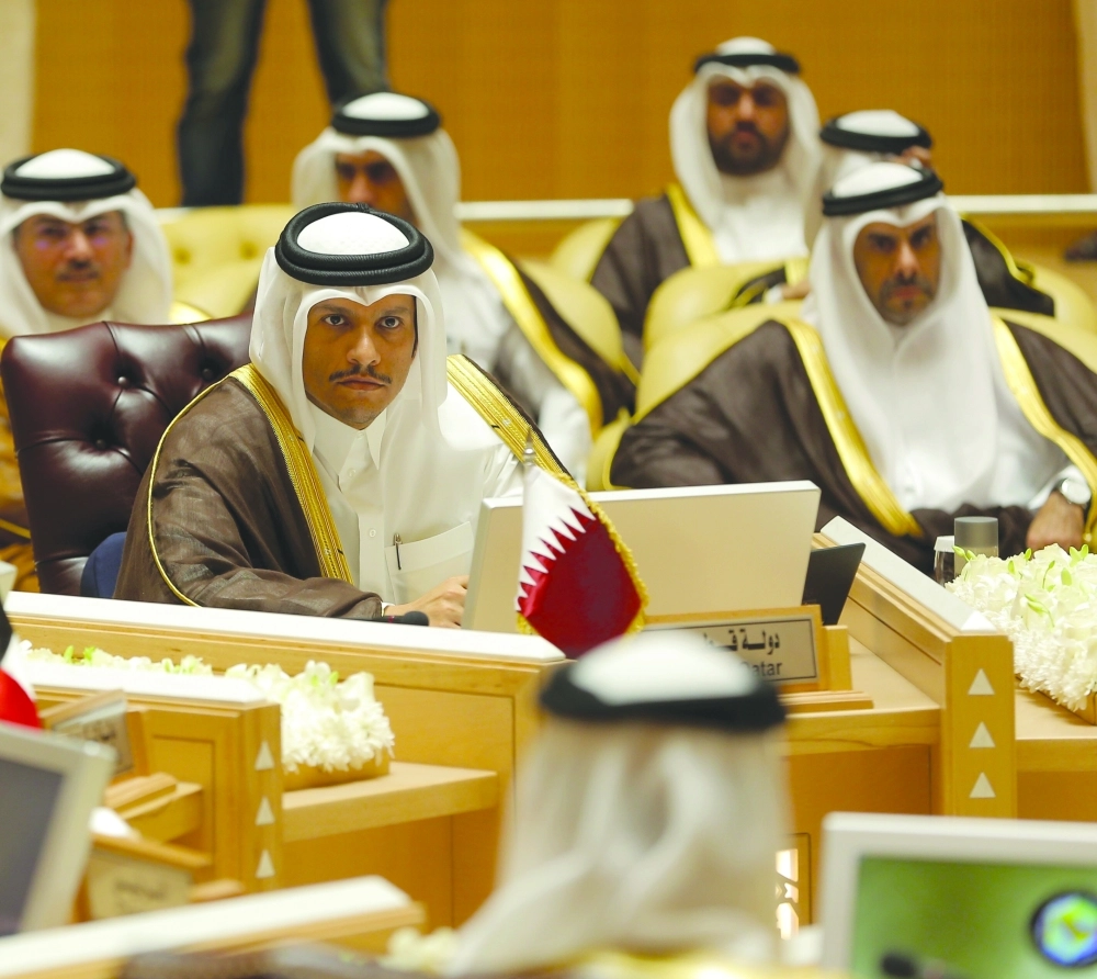 وزير خارجية قطر خلال الاجتماع             (زياد الرزيزاء)