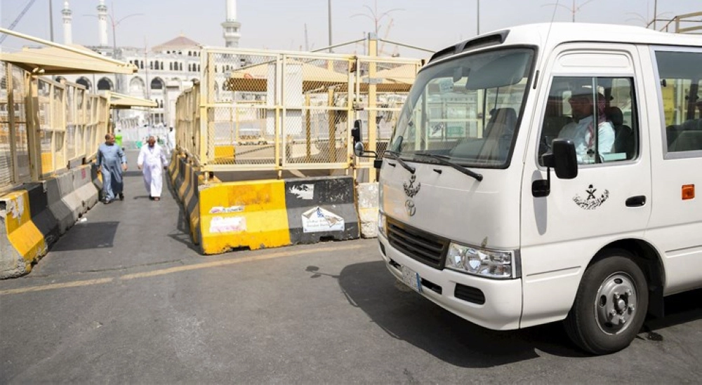  إحدى حافلات الرئاسة المخصصة لنقل موظفيها في مواقف باب علي (مكة)