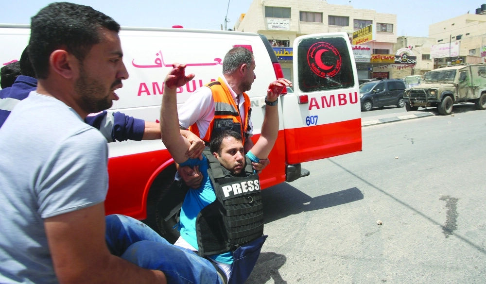 الصحفي المصاب بعدما أطلق عليه مستوطن الرصاص  (إ ب أ)