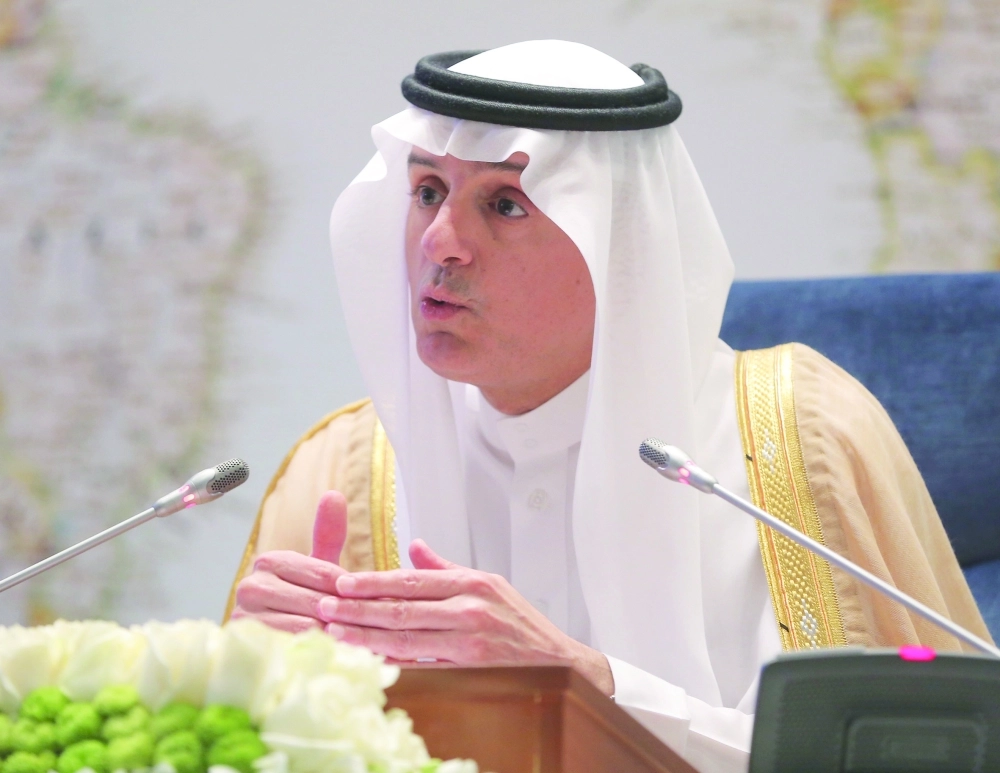 عادل الجبير في مؤتمر صحفي بالرياض أمس                   (زياد الرزيزاء)