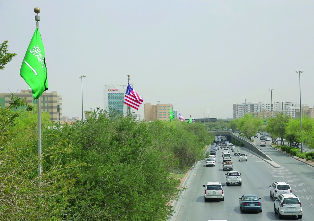  أعلام سعودية وأمريكية تزين شوارع الرياض                                                           (زياد الرزيزاء)