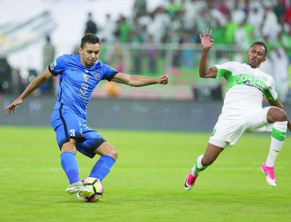 إدواردو لحظة تسديده كرة نحو مرمى المسيليم أمس (مكة)